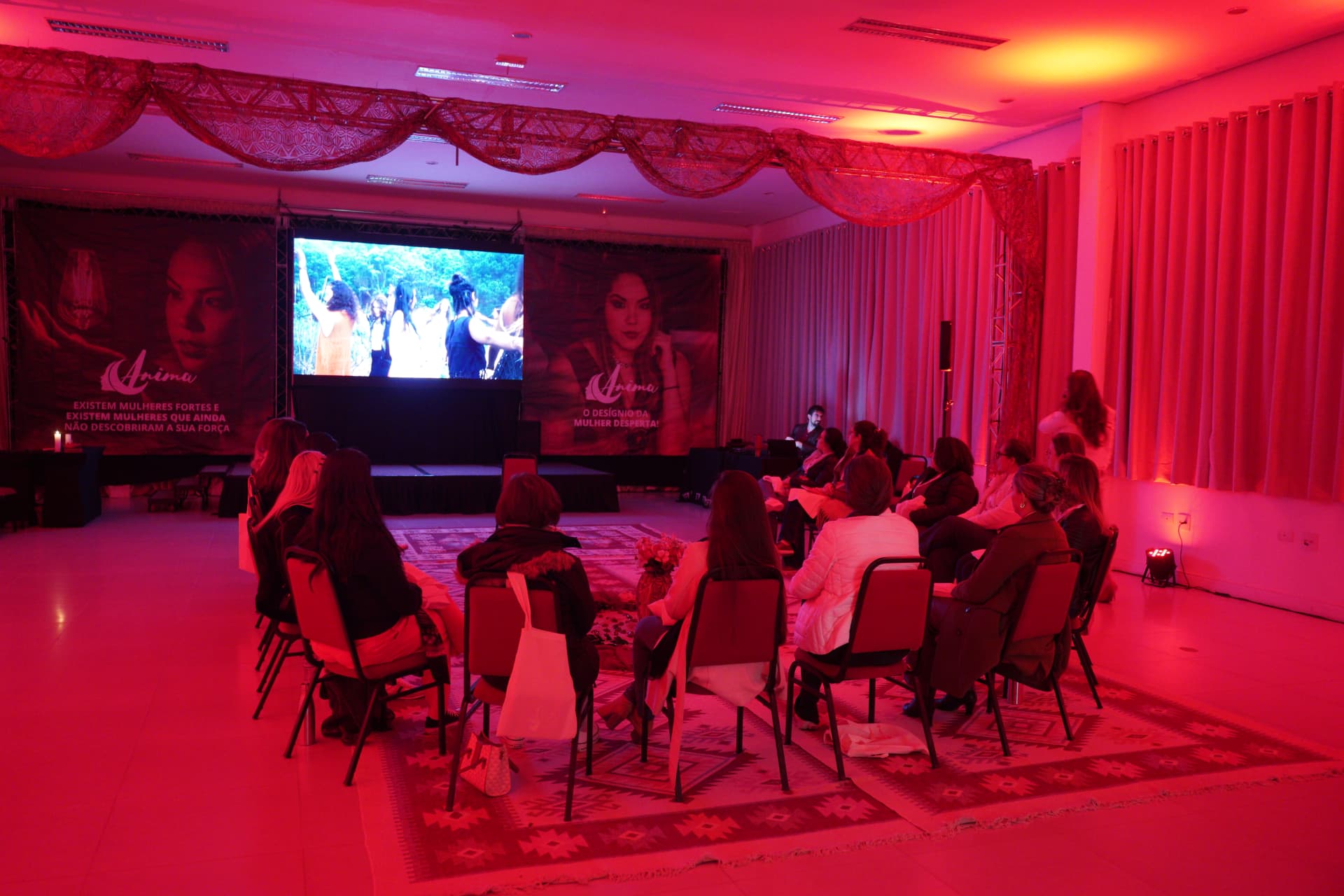 Sala do evento iluminada em vermelho